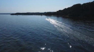 Jet ski göle biniyor. İnsansız hava aracı görüntüleri. Su ve güneş. Su taşımacılığı. - Evet. Yüksek kalite 4k görüntü