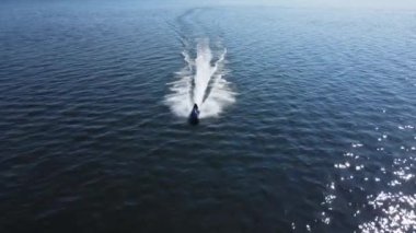 Jet ski göle biniyor. İnsansız hava aracı görüntüleri. Su ve güneş. Su taşımacılığı. - Evet. Yüksek kalite 4k görüntü
