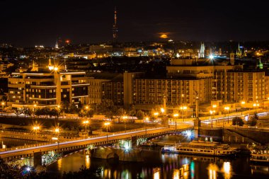 Aydınlatılmış köprüsü, Vltava nehri ve Prag, Çek Cumhuriyeti 'ndeki binaları olan gece şehirleri.