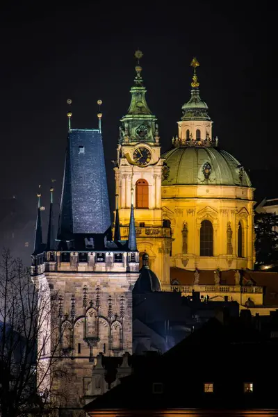 Aydınlatılmış Aziz Niklas Kilisesi ve Çek Cumhuriyeti Prag 'daki Küçük Kasaba Köprüsü Gece Görüşü.