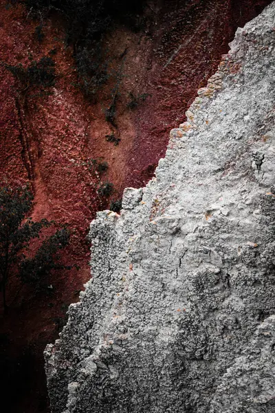 Kırmızı ve gri tonlu desenli kaya yüzeyi, Prokopske Vadisi, Prag, Çek Cumhuriyeti 'nde doğal taş detayı.