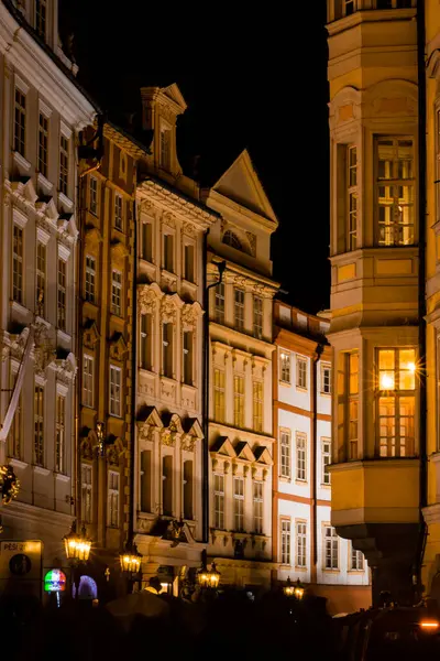 Çek Cumhuriyeti 'nin Prag kentindeki Old Town Square' de tarihi barok ve rönesans binaları gece aydınlandı.