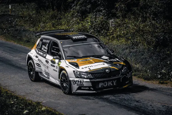 Bir rali yarışı sırasında bir kır yolunda hareket halinde olan ralli arabası görüntülendi..