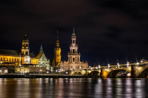Almanya 'nın Dresden şehrinin tarihi ufuk çizgisinin gece manzarası Elbe Nehri' ne yansıyan barok mimarisi ve köprüyle.