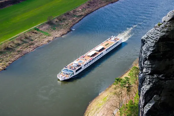 Elbe Nehri 'ndeki nehir gezisi gemisi, Almanya, Bastei' den çekilmiş..
