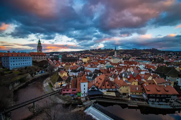 Çek Cumhuriyeti 'nde şatosu ve kilisesi olan Cesky Krumlov' un panoramik manzarası.