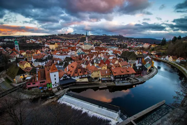 Çek Cumhuriyeti 'ndeki şatosu ve kilisesi ile Cesky Krumlov' un tarihi manzarası.