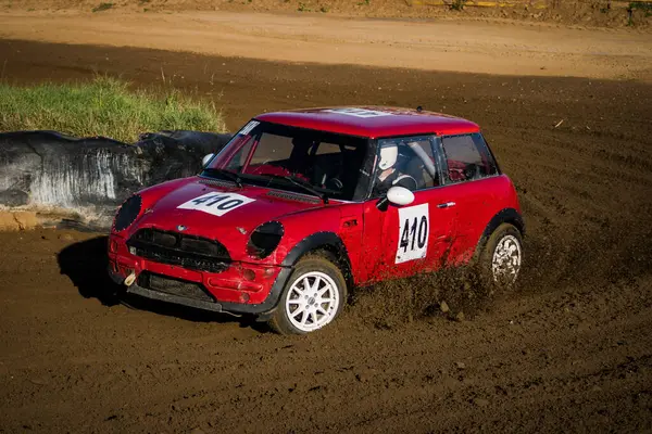 Çek Cumhuriyeti 'ndeki bir otoyol yarışında Mini Cooper ile yarışan sürücü.