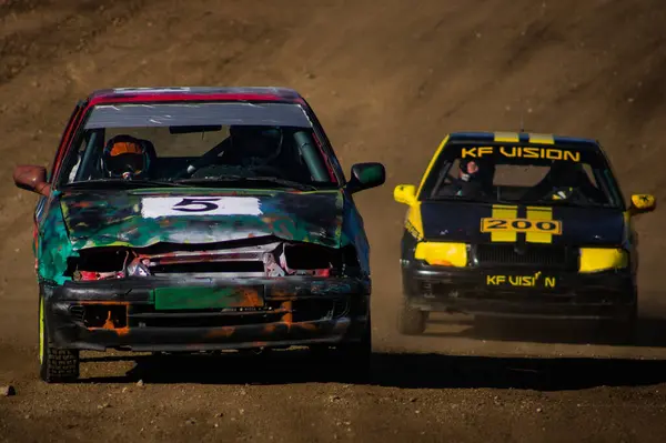 Çek Cumhuriyeti 'ndeki bir motor sporu etkinliği sırasında toprak pistte otomobil yarışı arabaları.