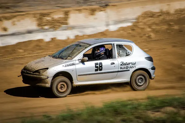 Çek Cumhuriyeti 'ndeki bir motorsporu yarışı sırasında engebeli bir toprak yolda otomobil hareket halinde..