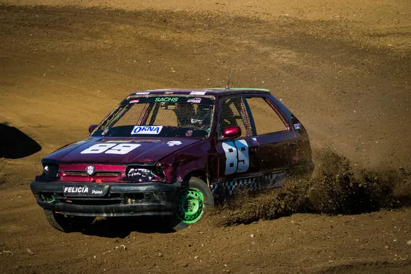 Çek Cumhuriyeti 'ndeki yarışmalar sırasında tozlu bir pistte hız yapan otomobil yarışı.