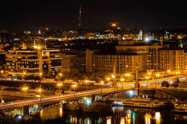 Aydınlatılmış köprüsü, Vltava nehri ve Prag, Çek Cumhuriyeti 'ndeki binaları olan gece şehirleri.