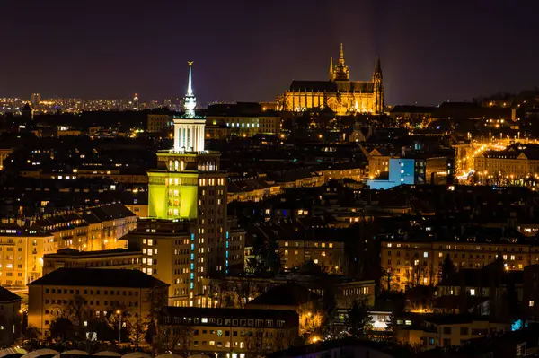 Prag, Çek Cumhuriyeti, Prag Kalesi ve St. Vitus Kilisesi 'nin gece görüşü.