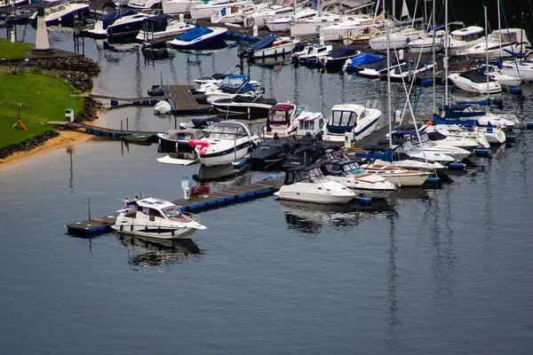 Çek Cumhuriyeti 'nin başkenti Slapy Barajı yakınlarındaki Rabynska vyhlidka' dan çekilen sakin bir su yüzeyindeki rıhtıma yanaşmış yat ve motorlu tekneleri olan küçük marina..