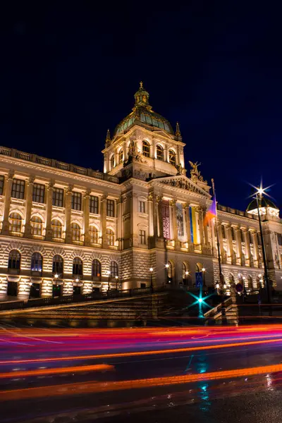 Çek Cumhuriyeti Prag 'daki Ulusal Müze, gece aydınlandı, geçen arabalardan gelen ışık izlerini gösteren uzun bir pozla ele geçirildi.