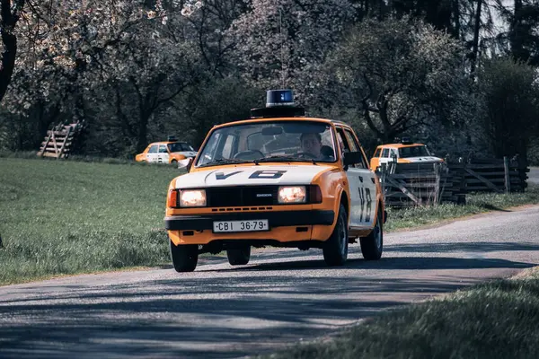 Bir köyden geçen klasik bir VB arabası, Çek Cumhuriyeti 'nde geçmişe dönük cazibe sergiliyor..