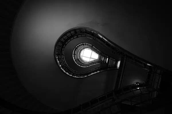 Prag Spiral Merdivenleri siyah beyaz