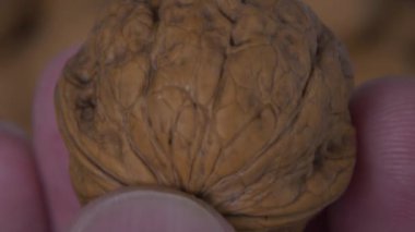 Tabakta ceviz, yakın plan, 4K.