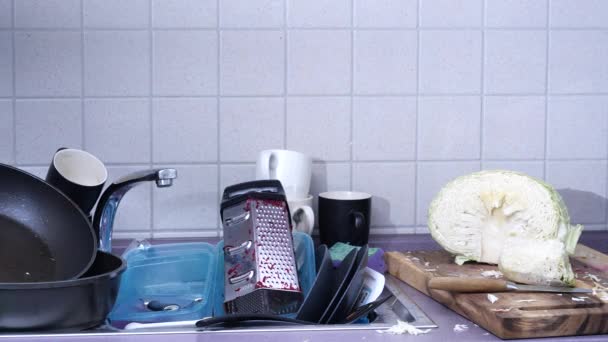 キッチンでの汚れた料理のクローズアップ — ストック動画