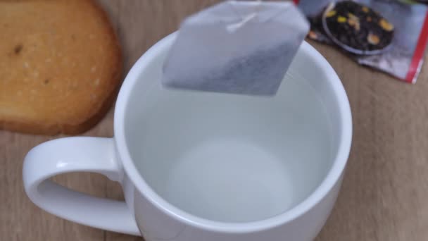 Verfahren Zum Aufbrühen Von Tee Zum Frühstück Aus Nächster Nähe — Stockvideo