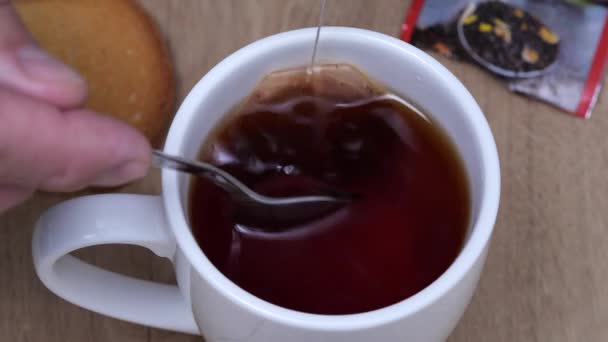 早餐特写茶的酿制程序 — 图库视频影像