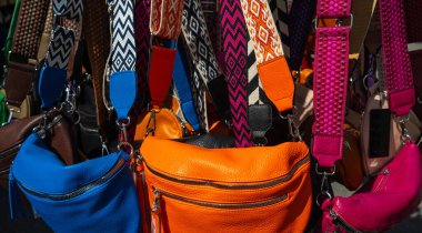 Parlak deri çantalar ve desenli kayışlar