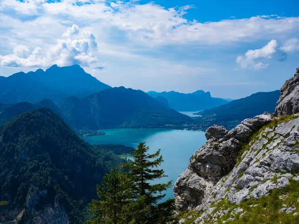 Klettersteig Dağı, Avusturya 'dan Attersee Gölü manzarası. Alp Dağı Klettersteig 'den Attersee Gölü. Salzburgerland, Avusturya.