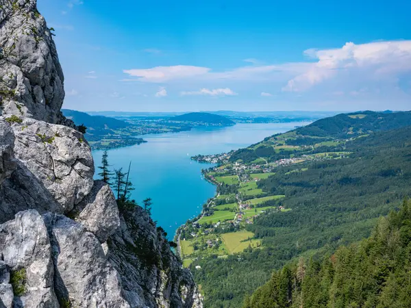 Klettersteig Dağı, Avusturya 'dan Attersee Gölü manzarası. Alp Dağı Klettersteig 'den Attersee Gölü. Salzburgerland, Avusturya.