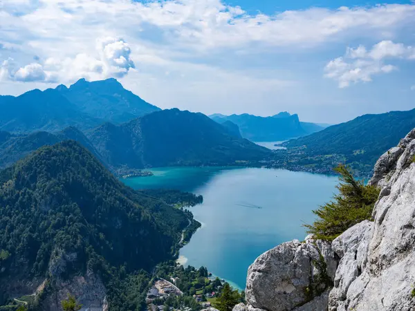 Klettersteig Dağı, Avusturya 'dan Attersee Gölü manzarası. Alp Dağı Klettersteig 'den Attersee Gölü. Salzburgerland, Avusturya.