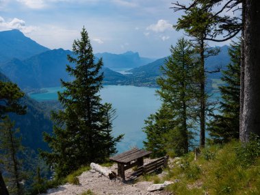 Klettersteig Dağı, Avusturya 'dan Attersee Gölü manzarası. Alp Dağı Klettersteig 'den Attersee Gölü. Salzburgerland, Avusturya.