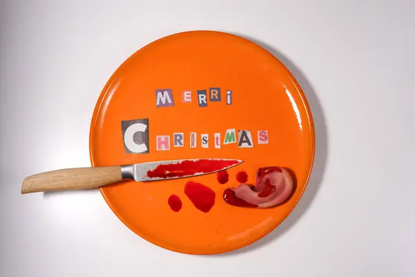Oranžovém Talíři Vystřiženými Písmeny Novin Blahopřání Vánocům Vedle Nože Krvi — Stock fotografie