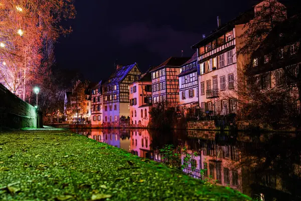 Akşamları Strasbourg 'un eski mahallesinden geçen kanalın suyuna yansıyan evler.