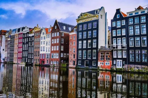 Amsterdam 'da bir kanalda renkli şehir evleri.