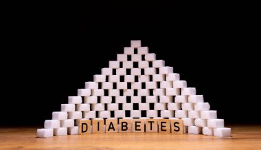 Siyah arkaplanda işlenmiş şeker ve diyabet.