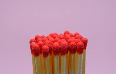 Pembe arkaplanda eşleşen yakın plan