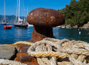 Rıhtımdaki deniz kablosu yatların arka planına karşı.