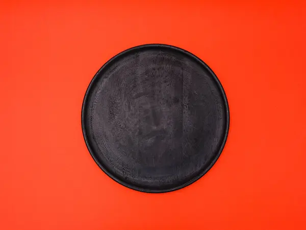 Kırmızı Zemin Üzerinde Siyah Ahşap Plaka — Stok fotoğraf