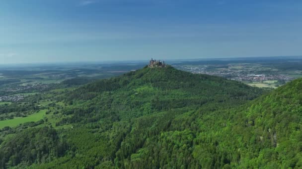 在阳光灿烂的日子里 从山上城堡的无人驾驶飞机上射击 — 图库视频影像