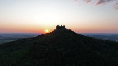 Almanya 'da gün batımında Hohenzollern kalesinin insansız hava aracı görüntüsü. Stuttgart civarındaki ünlü Gotik dönüm noktası. Avrupa 'da yaz seyahati, ünlü seyahat merkezi..