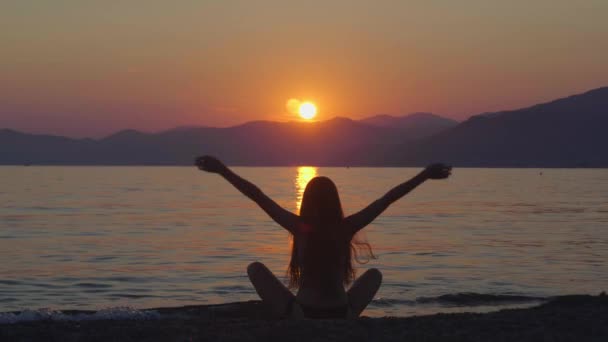 Hermosa Chica Sentada Posición Meditación Playa Posición Loto Medicina Yoga — Vídeos de Stock