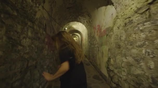 Chica Asustada Con Pelo Suelto Huye Extraño Través Túnel Sombrío — Vídeos de Stock