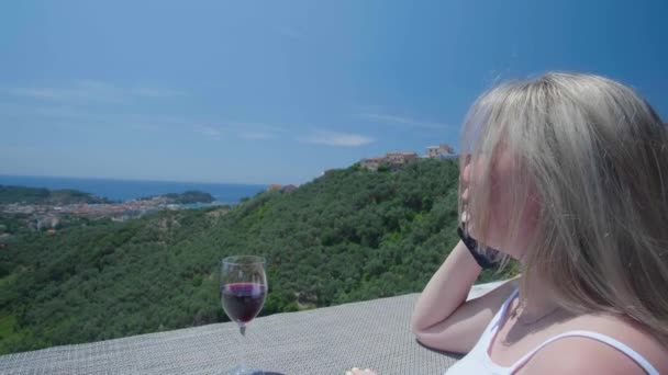 在海山的背景下通过电话交谈的女孩 — 图库视频影像