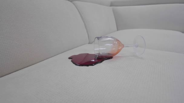 Een Glas Rode Wijn Gemorst Een Nieuwe Beige Bank — Stockvideo
