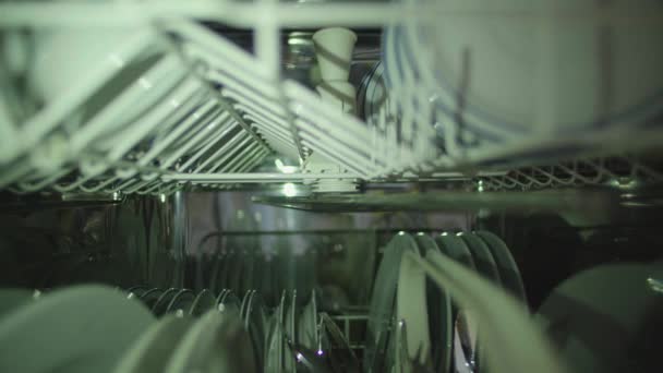 家用电器 拔出洗碗机 有洁白陶器和餐具的架子 — 图库视频影像