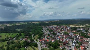 Almanya 'nın batısında küçük bir kasaba güzel bulutların arkaplanına karşı.
