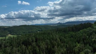 Güzel bulutların arka planına karşı kuş bakışı bir dağ manzarası.