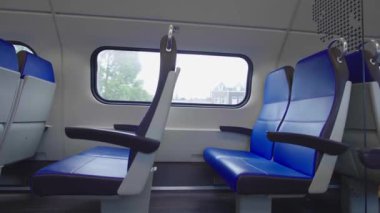 Hareket eden bir trenin boş bir vagonunun penceresi