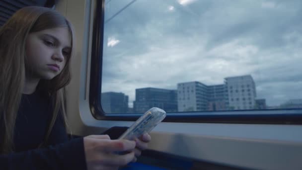 Meisje Handen Houden Telefoon Tegen Achtergrond Van Het Raam Trein — Stockvideo