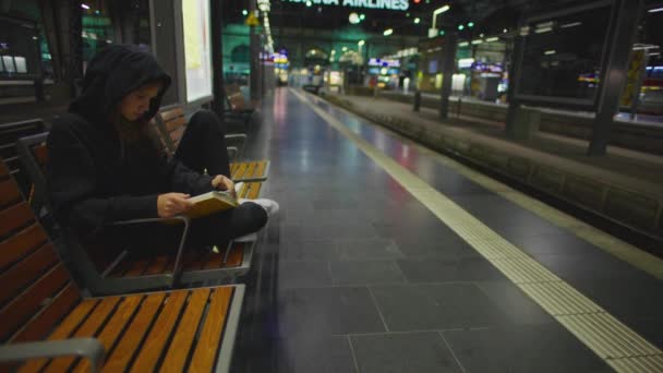 Gadis Stasiun Menunggu Kereta Dan Membaca Buku — Stok Video