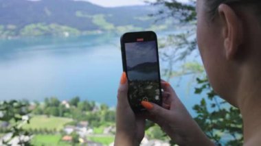 Bir kız, Avusturya 'nın Klettersteig dağından Attersee gölünü vuruyor. Klettersteig 'in tepesinden Attersee Gölü. Salzburgerland, Avusturya.